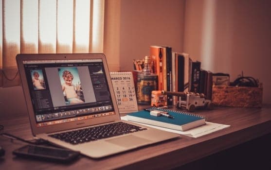 האם תרגום כתוביות דורש מומחי תמלול ומומחי תרגום בנפרד?