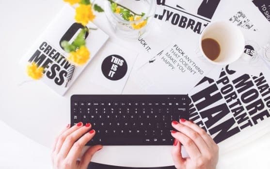 איך להפוך את כישורי התרגום שלך לקריירת כתיבת תוכן מבטיחה?