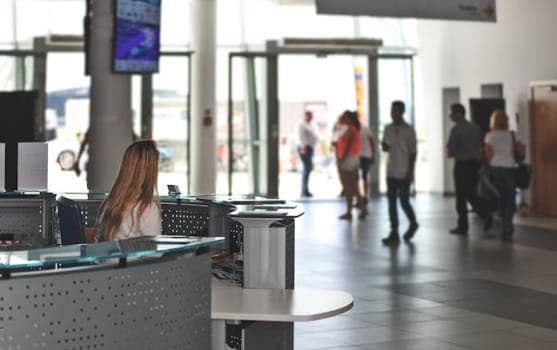 הודעה והדרכה על מערכת ניהול עובדים מתורגמות מאנגלית לספרדית בעזרת טומדס